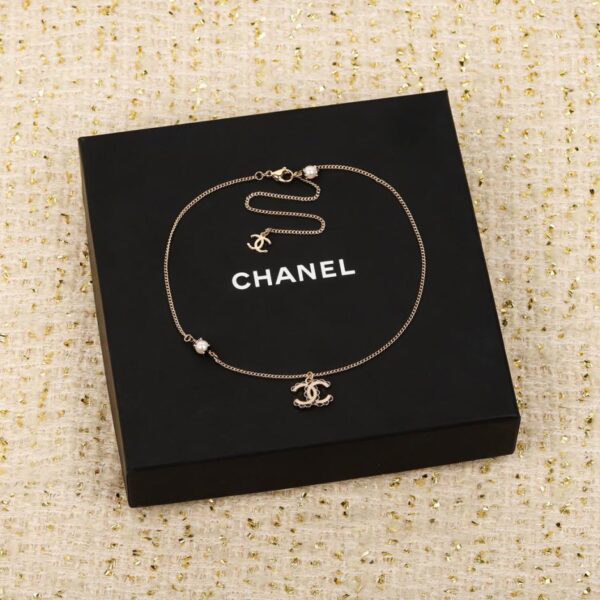 Collana Chanel con perle bianche e pizzo nero