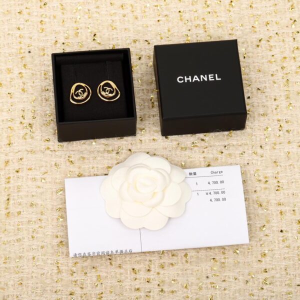 Orecchini doppia C vuoti di Chanel