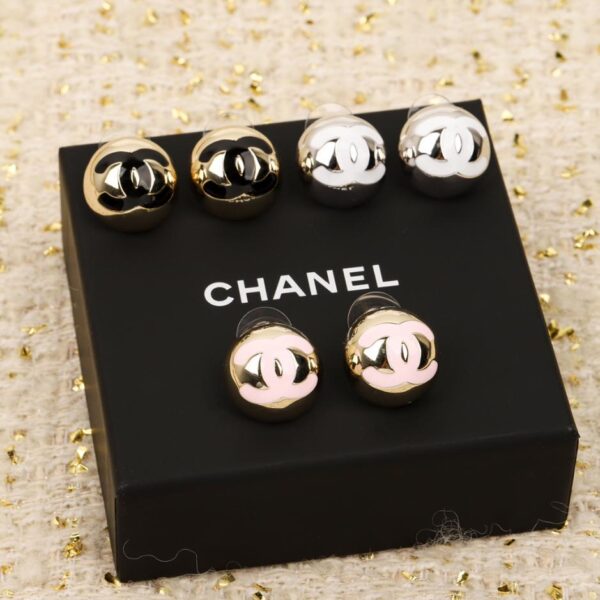 Orecchini a bottone Chanel con doppia C in metallo a semicerchio