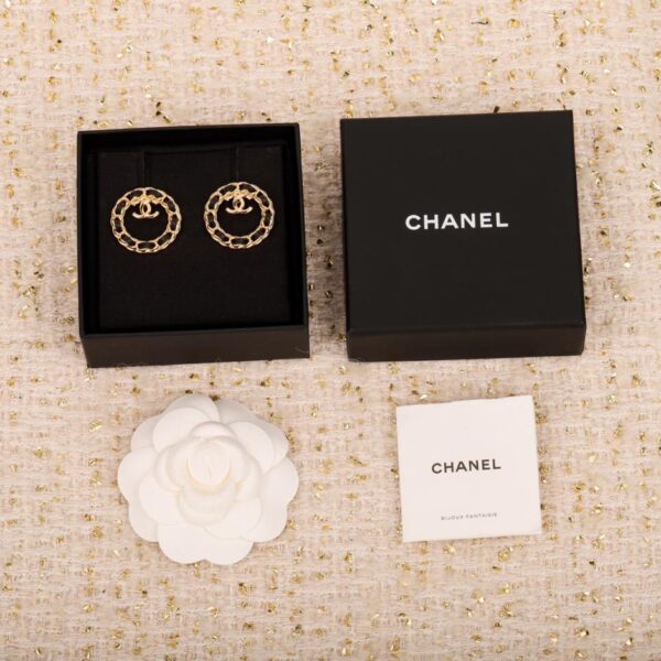 Orecchini a bottone Chanel doppia c in pelle a cerchio