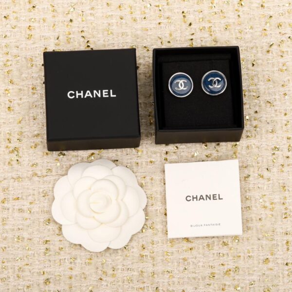 Orecchini a bottone Chanel con doppia C in resina denim rotonda