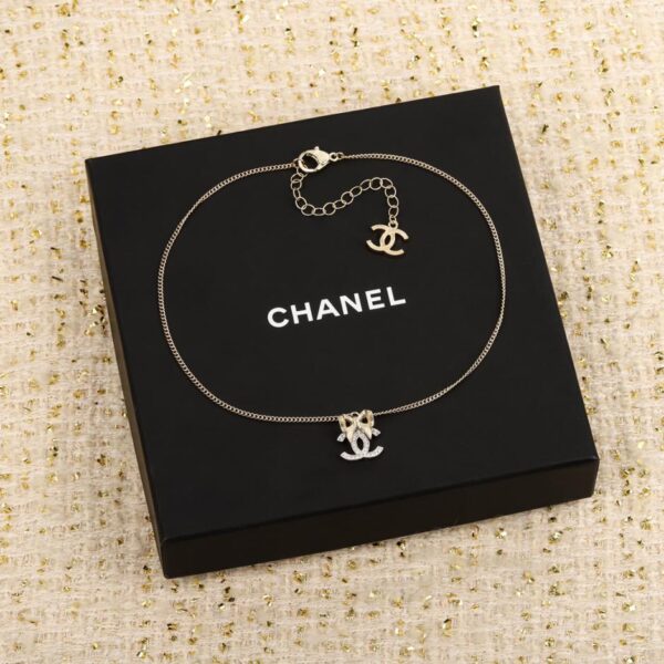 Collana Chanel doppia C in argento con fiocco in oro chiaro e pendente