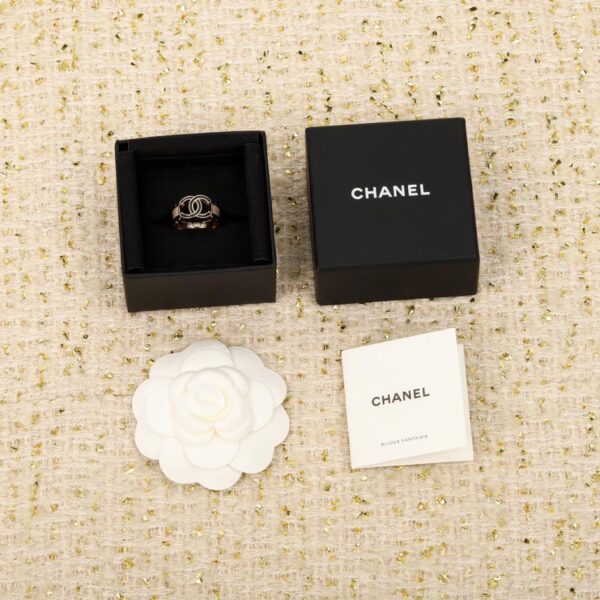 replica,repliche,fake,1:1,earrings,bracelet,ring,jewelry Anello Chanel doppia C bianco in pizzo nero