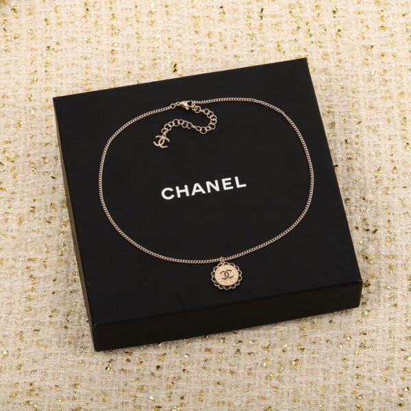 Collana Chanel doppia C bianca in pizzo nero