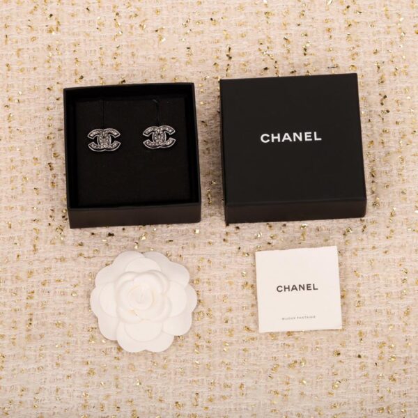 Orecchini Chanel doppia C in resina con rombo