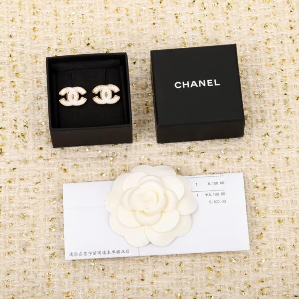 Orecchini Chanel doppia C in resina con rombo