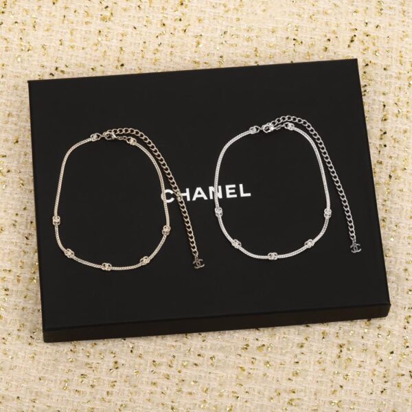 Collana Chanel con osso di serpente girocollo a 5 fiori