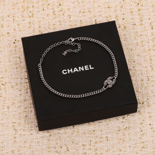 Collana girocollo a catena doppia C di Chanel