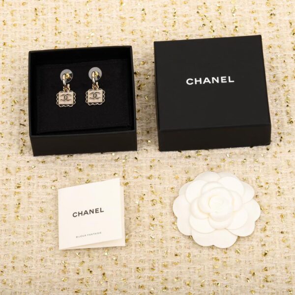 Orecchini Chanel con zolletta di zucchero in pizzo nero