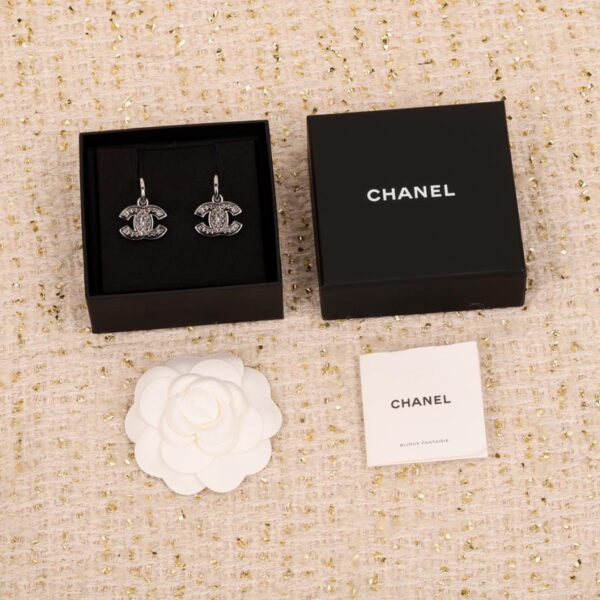 Orecchini Chanel doppia C in resina con rombo