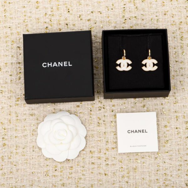 Orecchini Chanel doppia C in resina con rombo