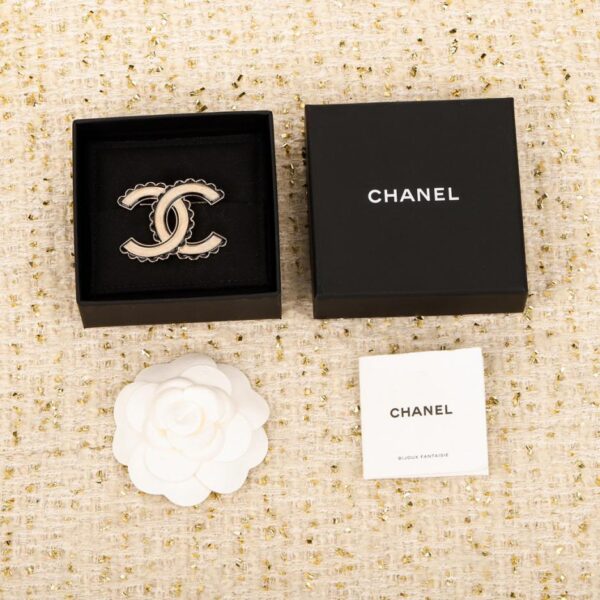 replica,repliche,fake,1:1,earrings,bracelet,ring,jewelry Spilla Chanel doppia C bianca in pizzo nero