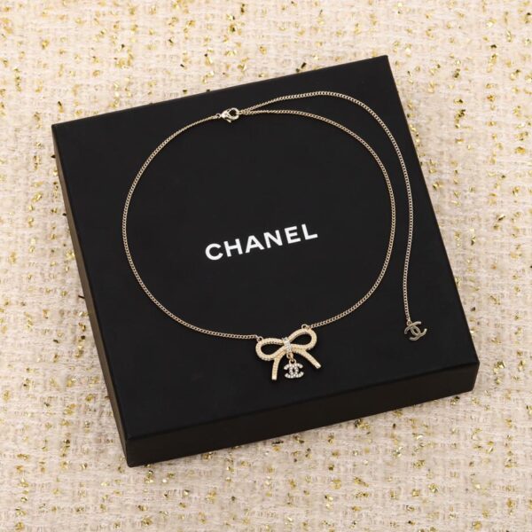 Collana doppia c con pendente a fiocco Chanel