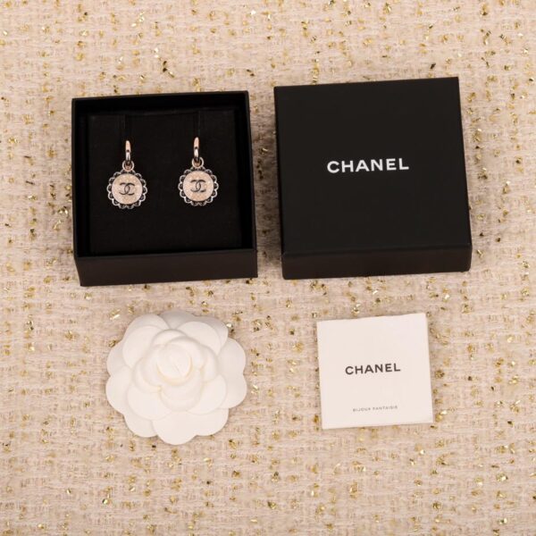 Orecchini Chanel doppia c bianca in pizzo nero