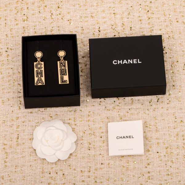 Orecchini a goccia con lettera Chanel