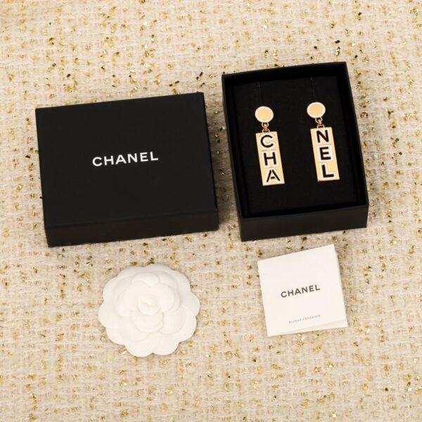 Orecchini a goccia con lettera Chanel