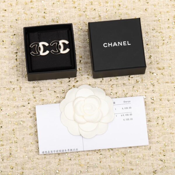 Orecchini doppia C Chanel in bianco e nero