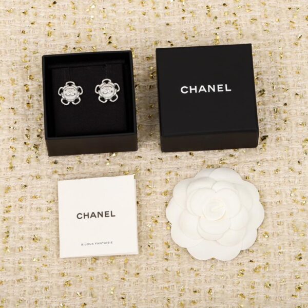 Orecchini Chanel con camelia bianca