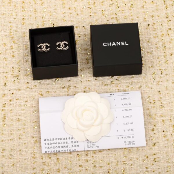 Orecchini pendenti Chanel doppia C in olio bianco e nero
