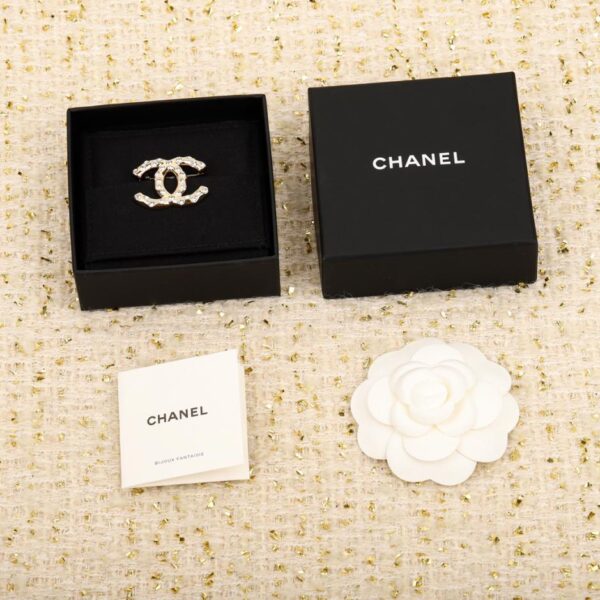 replica,repliche,fake,1:1,earrings,bracelet,ring,jewelry Spilla Chanel doppia C con strass