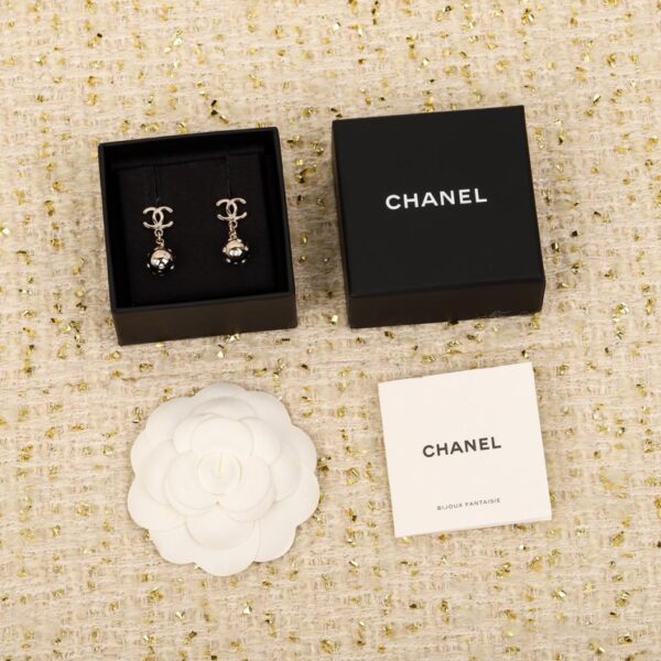 Orecchini Chanel con perline pendenti in metallo con doppia C