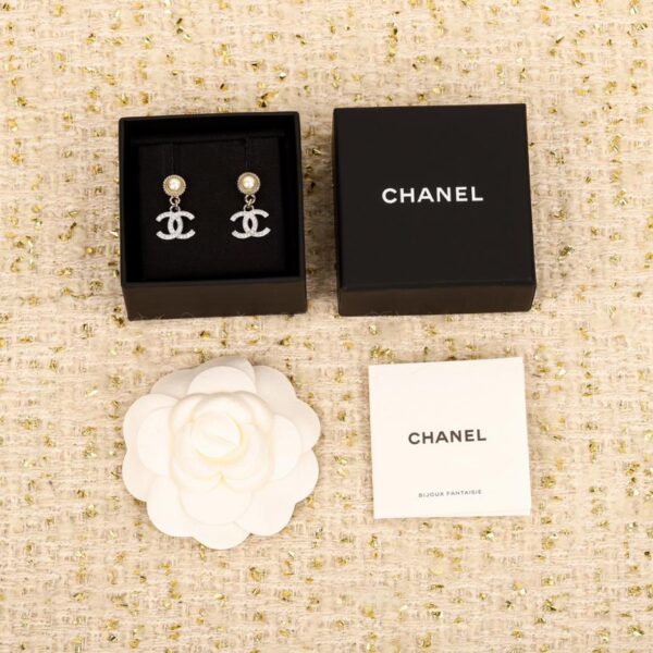 Orecchini a bottone Chanel in argento con perline C