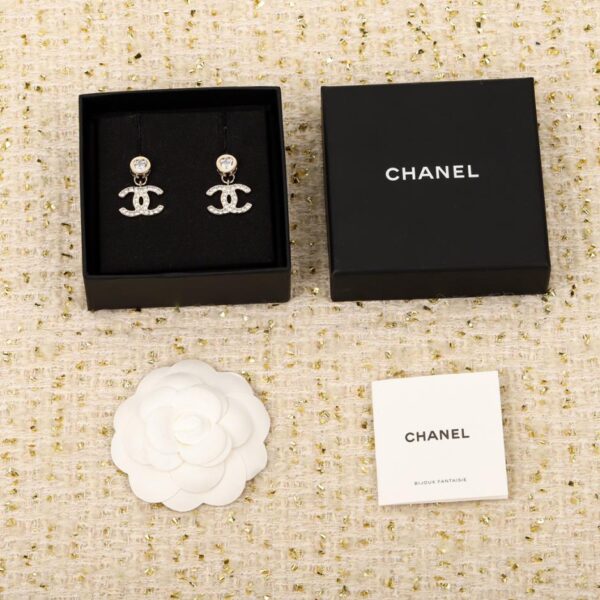 Orecchini Chanel Love con pendente doppia C