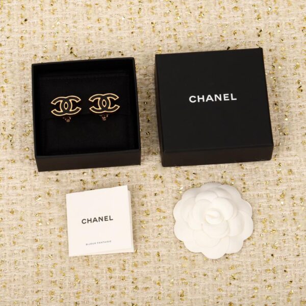 Nuovi orecchini Chanel a clip in resina con doppia C