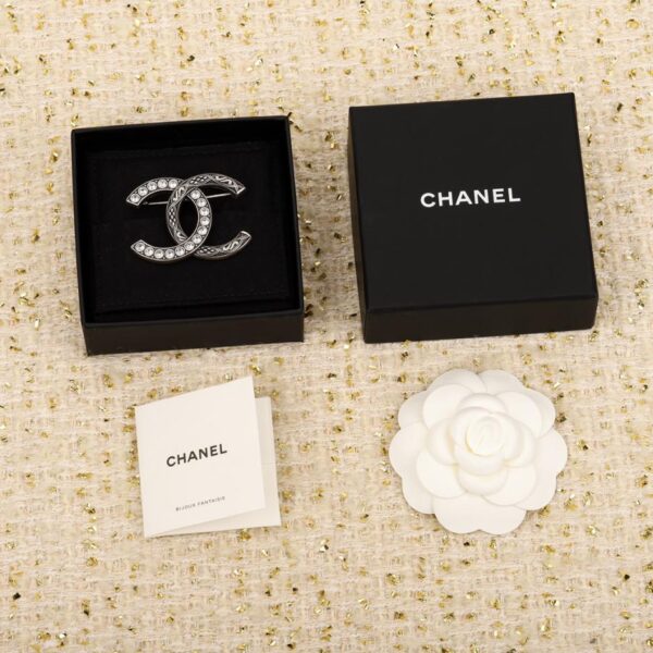replica,repliche,fake,1:1,earrings,bracelet,ring,jewelry Spilla Chanel doppia C con mezzo diamante