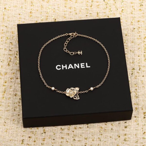 Collana Chanel con camelie