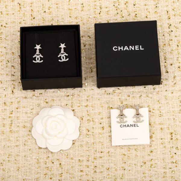 Orecchini Chanel doppia C pendenti con stella a cinque punte