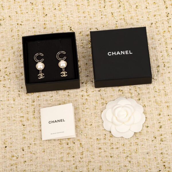  Orecchini a bottone Chanel con pendente a forma di perla e doppia C