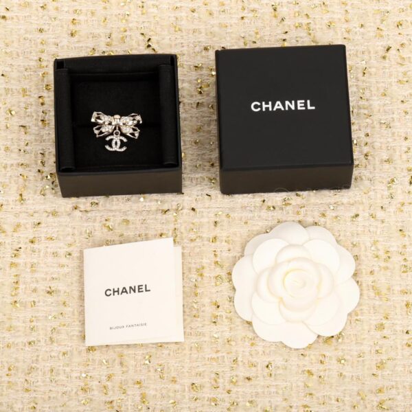 replica,repliche,fake,1:1,earrings,bracelet,ring,jewelry Anello a doppia C con pendente a fiocco Chanel