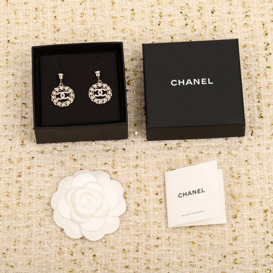 replica,repliche,fake,1:1,earrings,bracelet,ring,jewelry Orecchini a bottone rotondi vuoti Chanel con diamanti Swarovski replica,repliche,fake,1:1,earrings,bracelet,ring,jewelry Orecchini a bottone rotondi vuoti Chanel con diamanti Swarovski