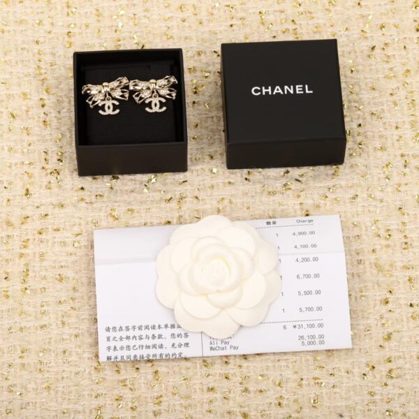 Orecchini a bottone doppia C con fiocco Chanel