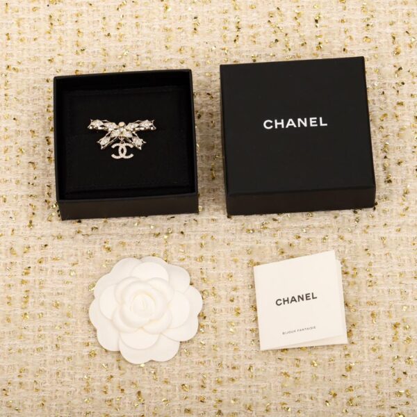 replica,repliche,fake,1:1,earrings,bracelet,ring,jewelry Spilla Chanel con fiocco cavo appeso e grande spilla