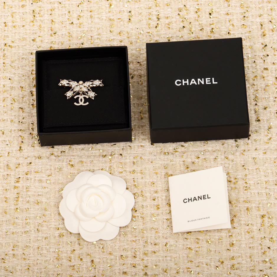 replica,repliche,fake,1:1,earrings,bracelet,ring,jewelry Spilla Chanel con fiocco cavo appeso e grande spilla replica,repliche,fake,1:1,earrings,bracelet,ring,jewelry Spilla Chanel con fiocco cavo appeso e grande spilla