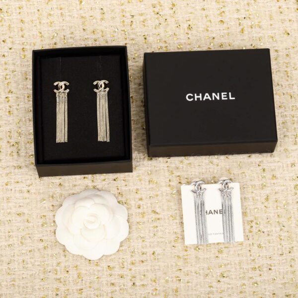 Orecchini con nappe Chanel doppia C