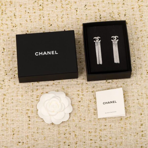 Orecchini con nappe Chanel doppia C