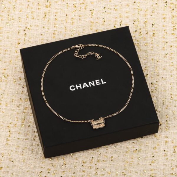 Collana Chanel con borsa in pizzo nero