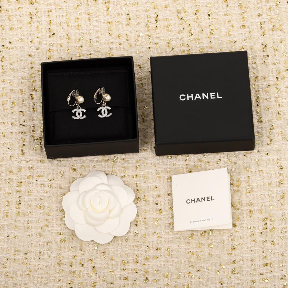 replica,repliche,fake,1:1,earrings,bracelet,ring,jewelry Clip per orecchio in argento con perline Chanel replica,repliche,fake,1:1,earrings,bracelet,ring,jewelry Clip per orecchio in argento con perline Chanel