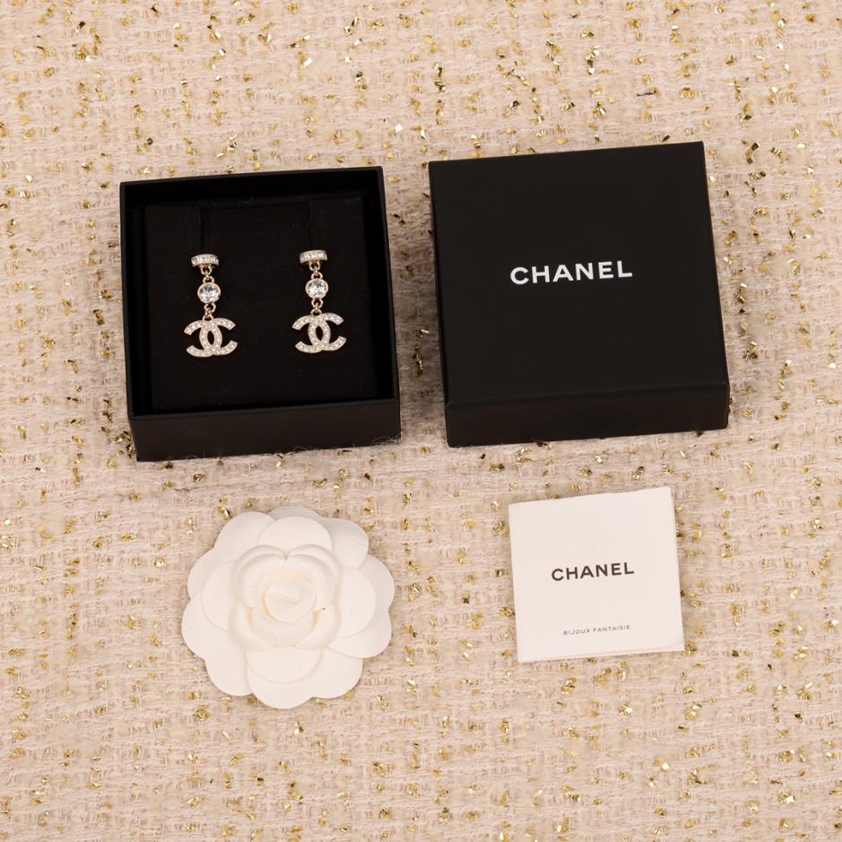replica,repliche,fake,1:1,earrings,bracelet,ring,jewelry Orecchini a bottone Chanel doppia C con strass replica,repliche,fake,1:1,earrings,bracelet,ring,jewelry Orecchini a bottone Chanel doppia C con strass