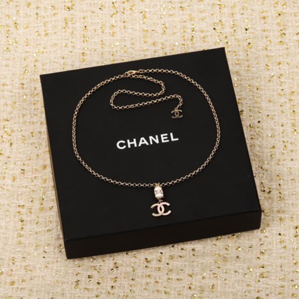 Collana Chanel doppia C che gocciola olio rosa