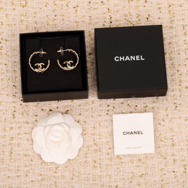 Orecchini a bottone Chanel doppia c in pelle a cerchio