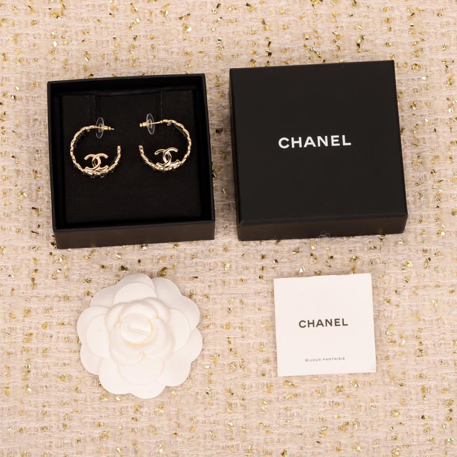 replica,repliche,fake,1:1,earrings,bracelet,ring,jewelry Orecchini a bottone Chanel doppia c in pelle a cerchio replica,repliche,fake,1:1,earrings,bracelet,ring,jewelry Orecchini a bottone Chanel doppia c in pelle a cerchio
