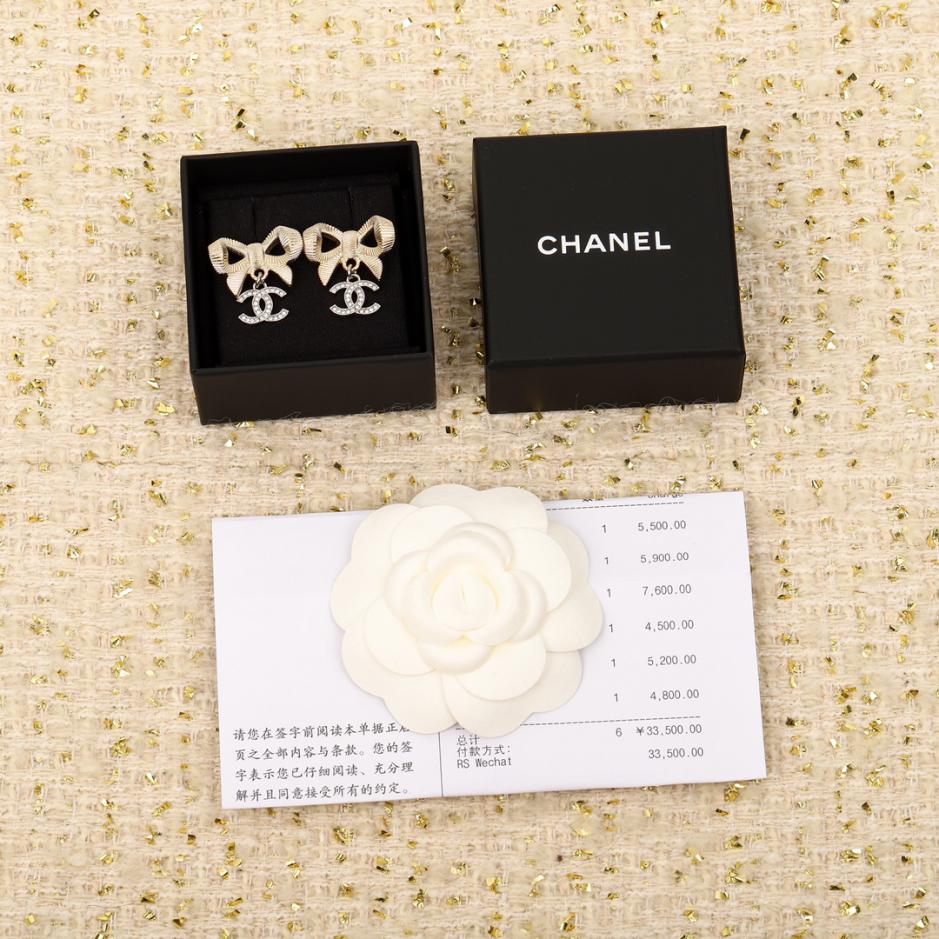 replica,repliche,fake,1:1,earrings,bracelet,ring,jewelry Orecchini a bottone Chanel con pendente a fiocco doppia C con diamanti Swarovski replica,repliche,fake,1:1,earrings,bracelet,ring,jewelry Orecchini a bottone Chanel con pendente a fiocco doppia C con diamanti Swarovski