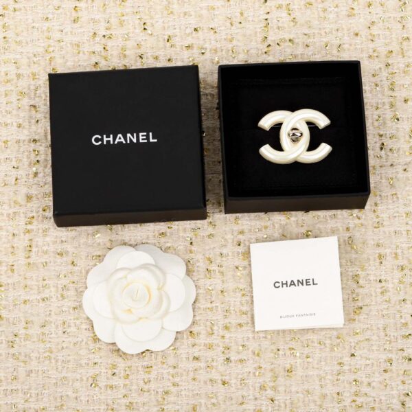 Spilla Chanel doppia C in resina