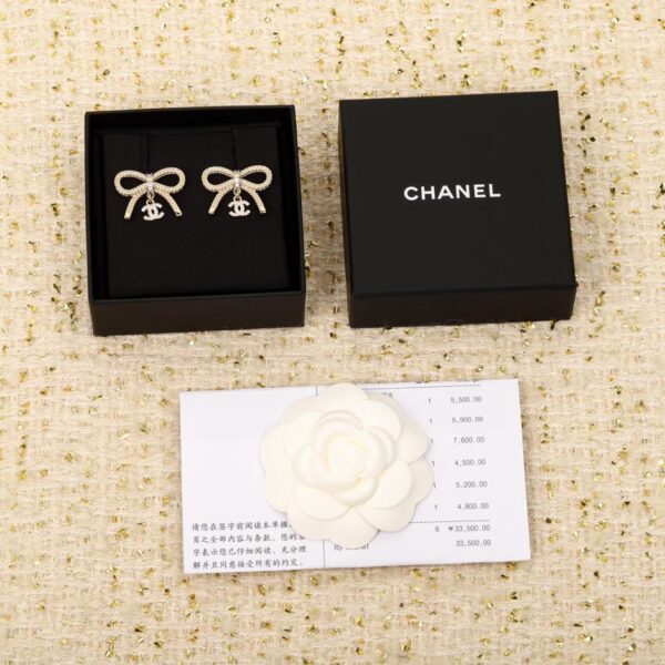 Orecchini a bottone doppia C con fiocco Chanel