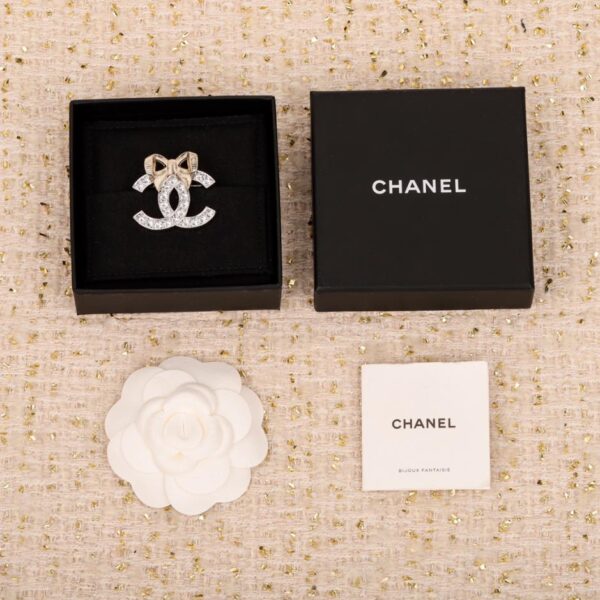 Spilla Chanel doppia in argento con fiocco in oro chiaro