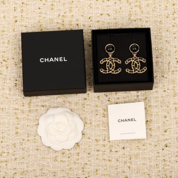 Orecchini a bottone doppia C Chanel in pelle nera